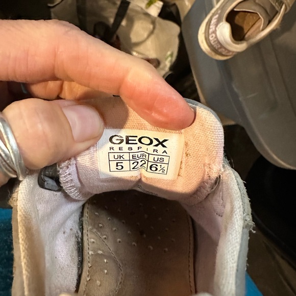 Adorable eco friendly Geox toddler sneakers “save our planet” on heels - Picture 2 of 7